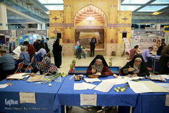 کتابت قرآن کریم در بخش عترت، توسط خوشنویسان قزوینی در دهمین روز بیست و هفتمین نمایشگاه بین‌المللی قرآن کریم