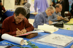 کتابت قرآن کریم در بخش عترت، توسط خوشنویسان قزوینی در دهمین روز بیست و هفتمین نمایشگاه بین‌المللی قرآن کریم