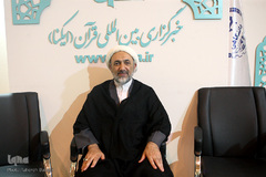 حجت الاسلام والمسلمین محسن عرفاتی، سرپرست شبکه قرآن در غرفه ایکنا در دهمین روز نمایشگاه قرآن کریم