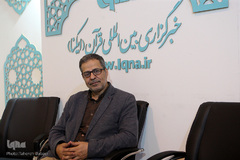 محمود اسعدی، بنیانگذار و مسئول چهره های ماندگار در غرفه ایکنا در دهمین روز نمایشگاه قرآن کریم