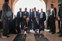 ادای احترام اسحاق جهانگیری، معاون اول رییس جمهور و منصور غلامی، وزیر علوم، تحقیقات و فناوری به شهدای گمنام در دانشگاه الزهرا(س)