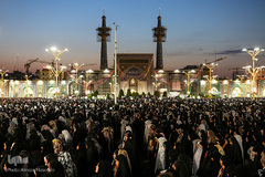 تعویض پرچم گنبد حرم امام رضا(ع)‎