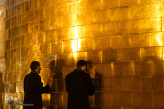 تعویض پرچم گنبد حرم امام رضا(ع)‎