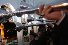 تعویض پرچم گنبد حرم امام رضا(ع)‎