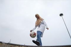 خیرالنساء دختر مالزیایی که به صورت حرفه‌ای فوتبال نمایشی را دنبال کند، او  حجاب را مانع انجام فوتبال نمایشی نمی‌داند.