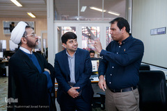 خبرنگاران مشغول کارند