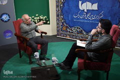 خبرنگاران مشغول کارند