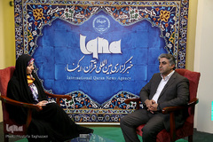 خبرنگاران مشغول کارند