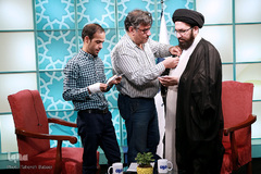 خبرنگاران مشغول کارند