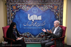 خبرنگاران مشغول کارند