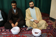 ⁨عمامه‌گذاری در بیوت مراجع هم‌زمان با روز عید غدیر⁩