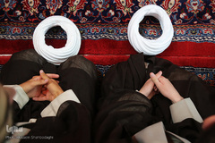 ⁨عمامه‌گذاری در بیوت مراجع هم‌زمان با روز عید غدیر⁩