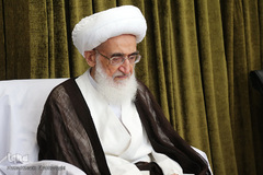 ⁨عمامه‌گذاری در بیوت مراجع هم‌زمان با روز عید غدیر⁩