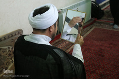 ⁨عمامه‌گذاری در بیوت مراجع هم‌زمان با روز عید غدیر⁩