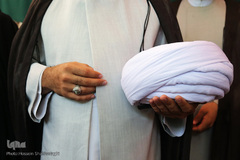 ⁨عمامه‌گذاری در بیوت مراجع هم‌زمان با روز عید غدیر⁩