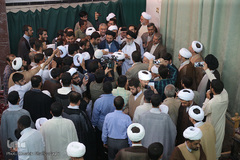 ⁨عمامه‌گذاری در بیوت مراجع هم‌زمان با روز عید غدیر⁩