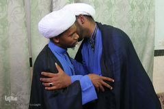 ⁨عمامه‌گذاری در بیوت مراجع هم‌زمان با روز عید غدیر⁩