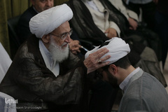 ⁨عمامه‌گذاری در بیوت مراجع هم‌زمان با روز عید غدیر⁩