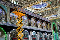 نصب پرچم های سیاه در آستان مقدس امام حسین(ع)