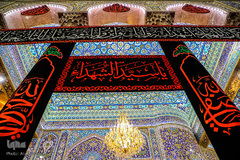 نصب پرچم های سیاه در آستان مقدس امام حسین(ع)