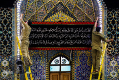 نصب پرچم های سیاه در آستان مقدس امام حسین(ع)