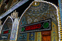 نصب پرچم های سیاه در آستان مقدس امام حسین(ع)