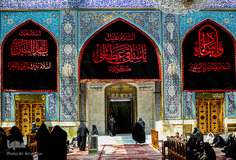 نصب پرچم های سیاه در آستان مقدس امام حسین(ع)