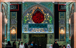 نصب پرچم های سیاه در آستان مقدس امام حسین(ع)