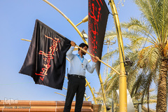 نصب پرچم های سیاه در آستان مقدس امام حسین(ع)