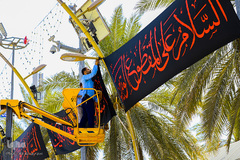 نصب پرچم های سیاه در آستان مقدس امام حسین(ع)