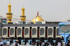 نصب پرچم های سیاه در آستان مقدس امام حسین(ع)