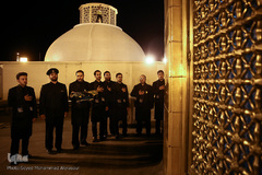 تعویض پرچم گنبد حرم رضوی در آغاز ماه محرم