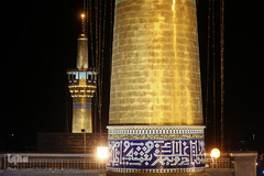 تعویض پرچم گنبد حرم رضوی در آغاز ماه محرم