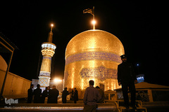تعویض پرچم گنبد حرم رضوی در آغاز ماه محرم