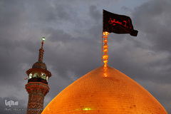 ⁨تعویض پرچم گنبد بارگاه حضرت معصومه(س)