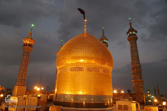 ⁨تعویض پرچم گنبد بارگاه حضرت معصومه(س)