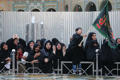 ⁨تعویض پرچم گنبد بارگاه حضرت معصومه(س)