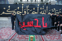 ⁨تعویض پرچم گنبد بارگاه حضرت معصومه(س)