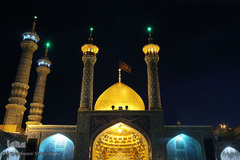 ⁨تعویض پرچم گنبد بارگاه حضرت معصومه(س)