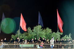 آیین نصب پرچم شب اول محرم، در امامزاده عبدالله(ع) شوشتر