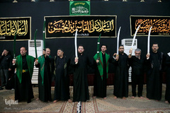 ⁨دسته‌ی عزاداری «مشق شمشیر» در قم⁩