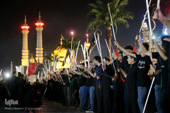 ⁨دسته‌ی عزاداری «مشق شمشیر» در قم⁩