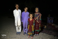 توزیع نذورات حسینی در میان گپرنشینان و اهالی فقیر روستاهای منطقه محروم جازموریان