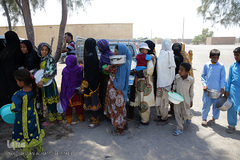 توزیع نذورات حسینی در میان گپرنشینان و اهالی فقیر روستاهای منطقه محروم جازموریان