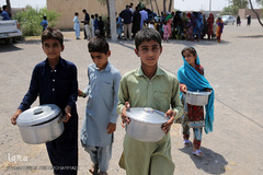 توزیع نذورات حسینی در میان گپرنشینان و اهالی فقیر روستاهای منطقه محروم جازموریان