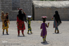 توزیع نذورات حسینی در میان گپرنشینان و اهالی فقیر روستاهای منطقه محروم جازموریان