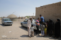 توزیع نذورات حسینی در میان گپرنشینان و اهالی فقیر روستاهای منطقه محروم جازموریان