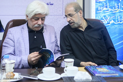  از راست محسن چینی‌فروشان، مدیرعامل دفتر نشر فرهنگ اسلامی و سیدمهدی شجاعی، نویسنده در مراسم رونمایی از کتاب «خون خدا»