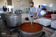 توزیع نذورات خیرین هم‌نمک در روستاها و مناطق فقیرنشین حاشیه شهر زهکلوت جازموریان