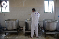 توزیع نذورات خیرین هم‌نمک در روستاها و مناطق فقیرنشین حاشیه شهر زهکلوت جازموریان